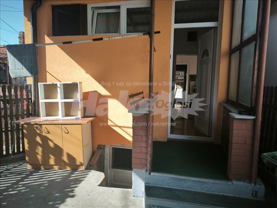 Renovirana kuća sa dvorištem u MML