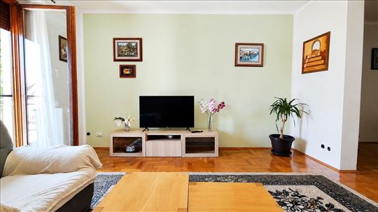 Stan u kući, 90 m2+Terasa,3.0,Lep, Veliko dvorište
