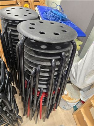 Stolice sa plasticnim i metalnim sedistem