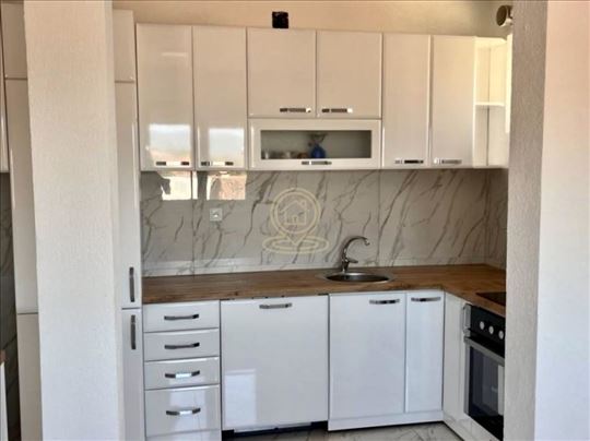 Četvoroiposoban stan sa terasom od 30 m² i toplotn