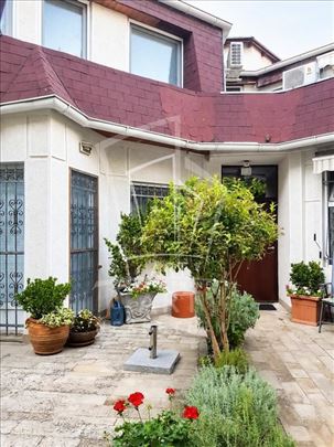 Dvorišni stan u srcu Zemuna, mereno 180m2 ID#15968