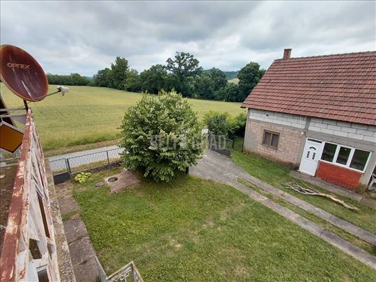 Hektar zemlje sa kućom i 2 bunara