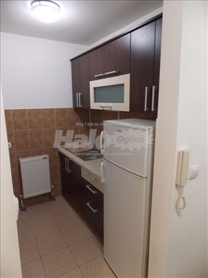 Dvosoban stan u centru sa garažom