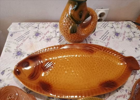 Keramički oval za ribu i keramički bokal za vino