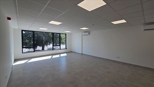 Lux 51, poslovni prostor sa garažom i ostavom
