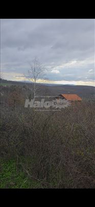 Plac na uzvisenju sa lepim pogledom