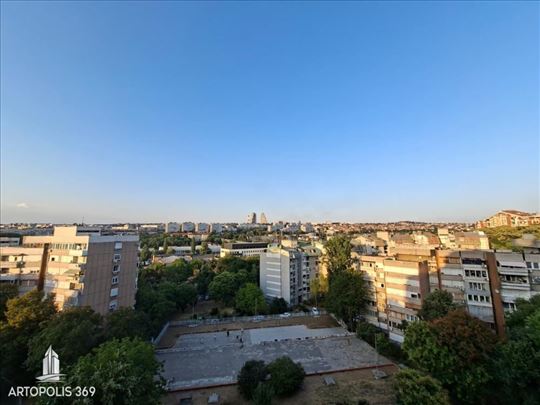 Kompletno namešten, prelep pogled, odmah useljiv I