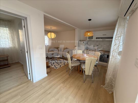 Renovirana kuća sa terasom | Zvezdara, 38 m²