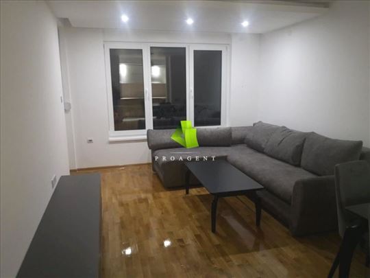 Moderno uređen četvorosoban stan na keju ID#8688