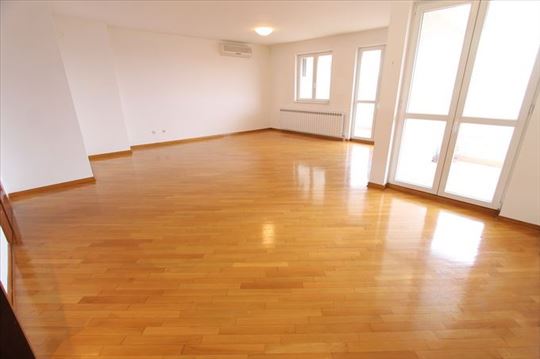 Odličan stan za ppsa garažom, Hram ID 3937