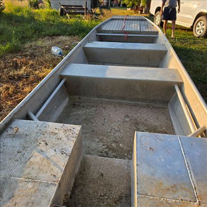 Prodajem aluminijumski čamac