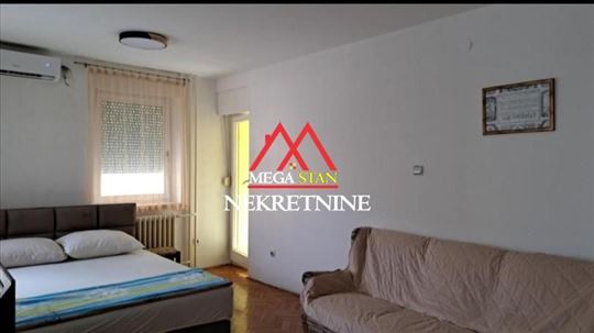 Prostrana garsonjera - 37m2 - Centar - Parking