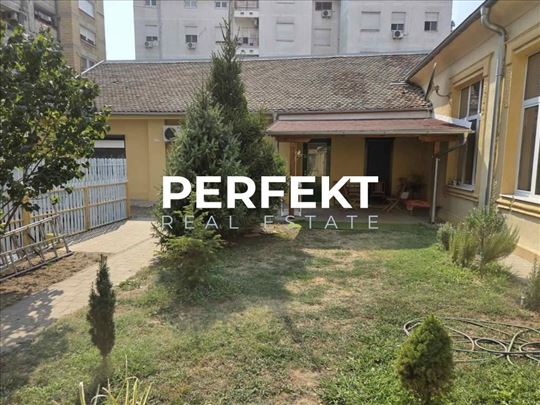 Centar, 58m2 + terasa od 20m2 + dvorište oko 80m2