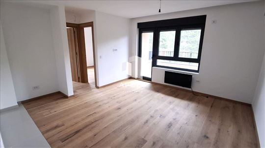 Dvoiposoban stan u novogradnji, pešačka Zona