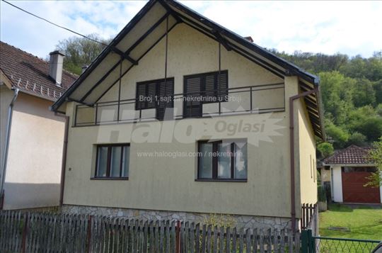 Guča , kuća sa placem