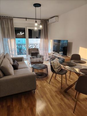 Nov lux opremljen stan 55 m2 centar Obrenovca