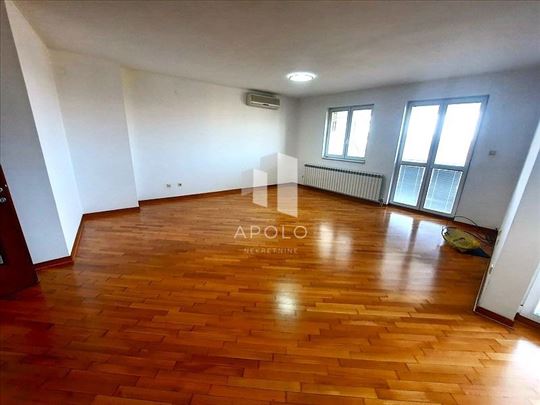 Petosoban stan ili poslovni prostor,Neimar, garaža