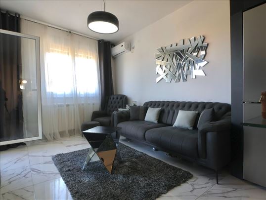 HITNA PRODAJA kompletno lux nameštenog stana