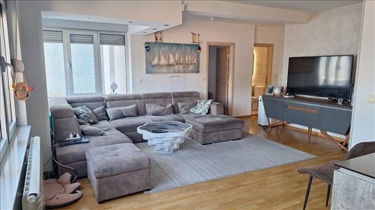 Lux trosoban stan 75m2, odlicna lokacija
