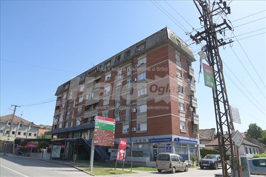 Prodaja stana na reci Tisi, Titel