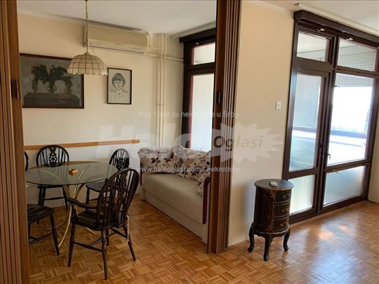 Stan na Banjici ušuškan među parkovima i drvećem
