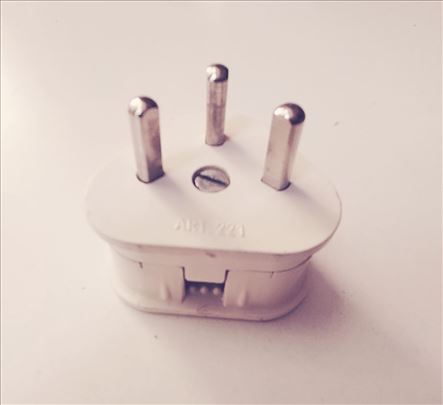 Utikač telefonski tropolni, 2 komada, cena 150 din