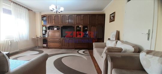 2.5 stan 71 m2 + 10 m2 lođa, Meandri, Zemun