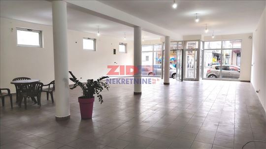 Batajnica centar lokal sa velikim izlogom