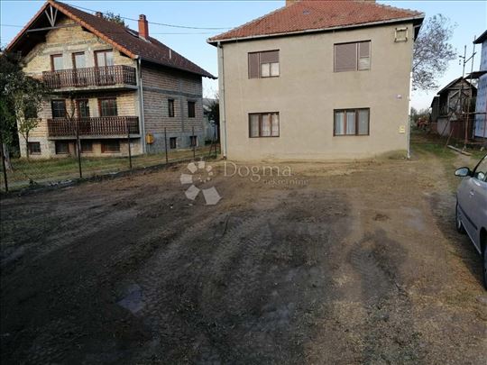 Inđija, uknjižena kuća od 267 m2, plac od 44 ara