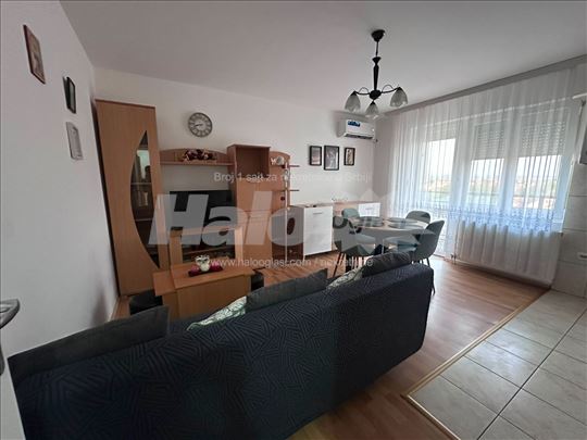 Izdaje se trosoban stan površine 64 m², na odlično