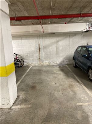 Izdajem garazno mesto 12m2,Dimitrija Tucovica