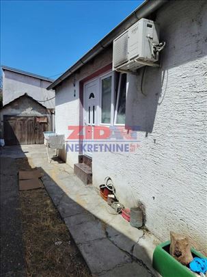Kuća-deo kuće u zajedničkom dvorištu