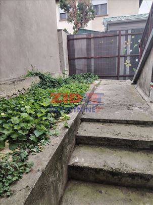 Kuća u zajedničkom dvorištu Banjička