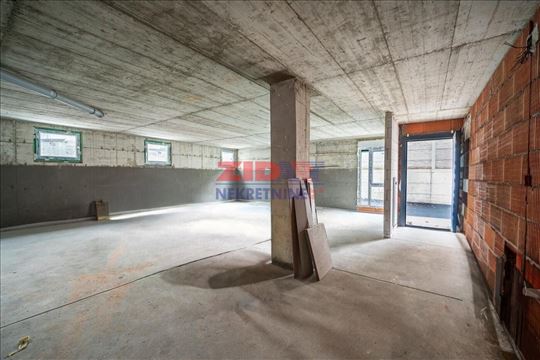 Poslovni prostor, garaža 86 m2, Batajnica