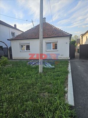 Tri kuće na istom placu