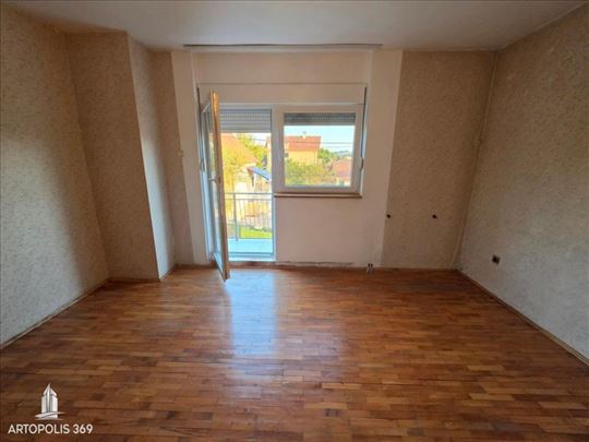Uknjižena kuća, 250 m2, 7,5 ari, 3 odvojena stana