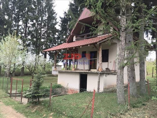 Uknjižena kuća na lepom placu na odličnoj lokaciji