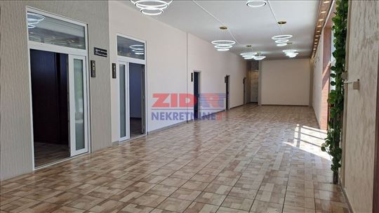Višenamenski poslovni prostor sa više parking mest