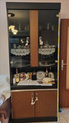 Vitrina sa staklenim vratima