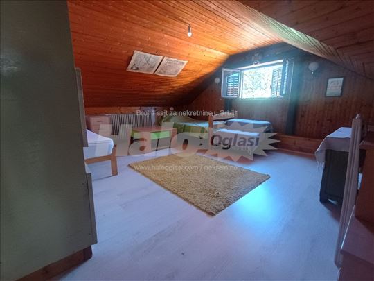 Izdajemo sprat za 3 učenice u Čačku