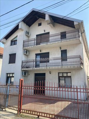 Krnjača, stambena zgrada iz 2004-te