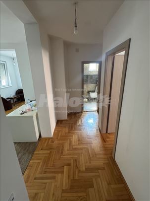 Na prodaju trosoban stan 70m2 na Panteleju