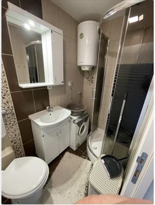 Nameštena renovirana garsonjera 28m2, dvorišni sta