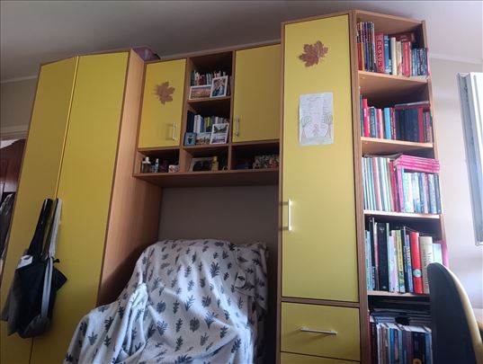 Prodaje se orman za dečiju sobu sa radnim stolom. 