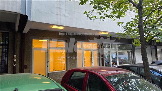 Renoviran 44 m², 2 ulaza, veliki izlog,parking,BEO