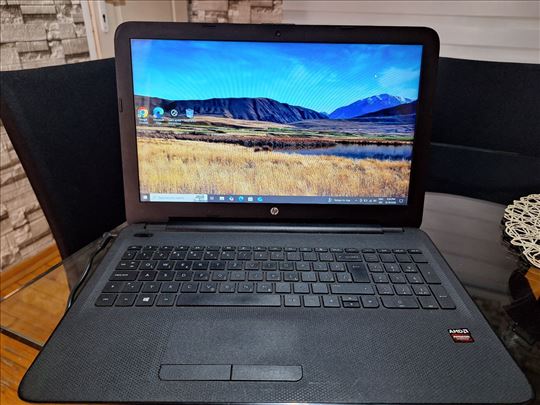 HP 15 laptop/AMD A8/4GB/1TB/Sa originalnim punjače
