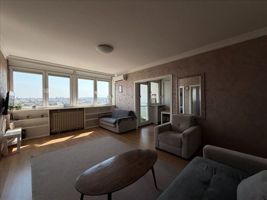 Izdajemo svetao stan od 67 m² na Novom Beogradu