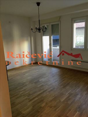 Lekino brdo, 2.5 poslovni prostor sa garažom!