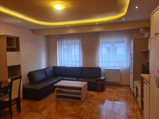 Prelep dvosoban stan,Bulevar Evrope-550e