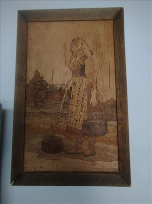 Žena u narodnoj nošnji ,intarzija(rad u drvetu)